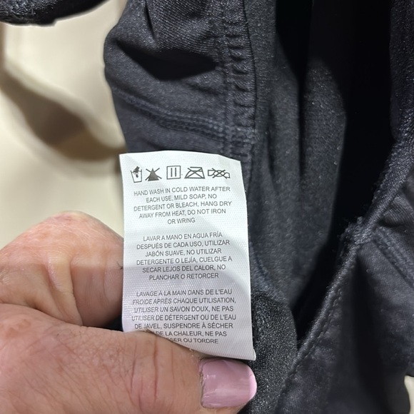 TYR Durafast max fit,medium neck line, keyhole back,UPF 50 performance swimsuit - Picture 9 of 9